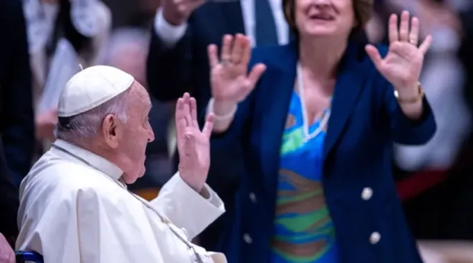 O Papa Francisco saúda uma mulher. ?? 