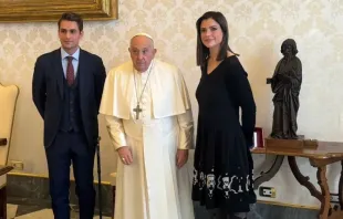 Papa Francisco com Olivia Maurel e seu marido no Vaticano
