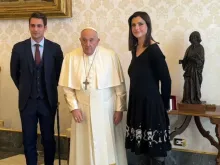 Papa Francisco com Olivia Maurel e seu marido no Vaticano