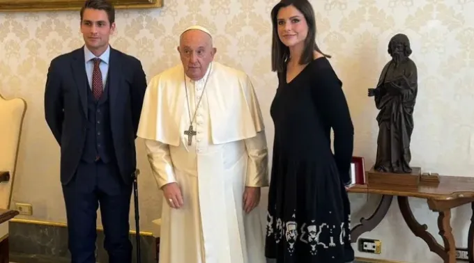 Papa Francisco com Olivia Maurel e seu marido no Vaticano ?? 