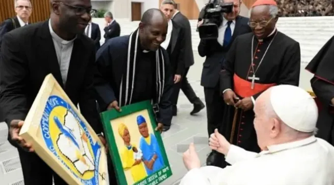 Papa Francisco recebe a comunidade nigeriana em Roma na Segunda-feira Santa de 2024. ?? 