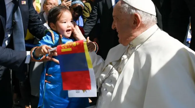 Papa Francisco cumprimenta menina na Mongólia. ?? 