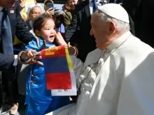 Papa Francisco cumprimenta menina na Mongólia.