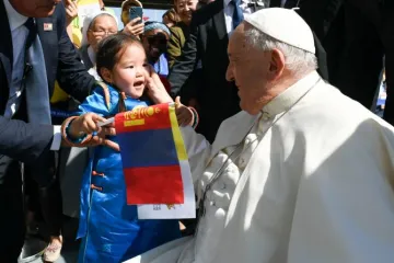 Papa Francisco cumprimenta menina na Mongólia.