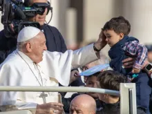 Imagem do papa Francisco cumprimentando uma criança na Audiência Geral de quarta-feira, 22 de novembro