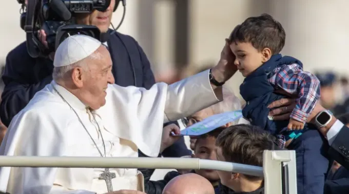 Imagem do papa Francisco cumprimentando uma criança na Audiência Geral de quarta-feira, 22 de novembro ?? 