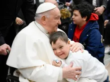 Papa Francisco abraçando uma criança depois de uma Audiência Geral .