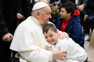 Papa Francisco abraçando uma criança depois de uma Audiência Geral .