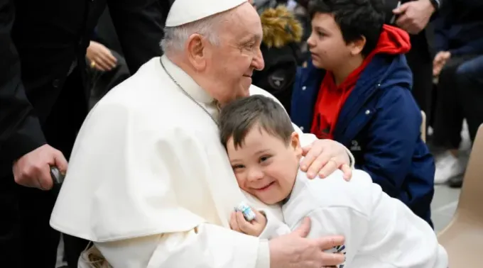 Papa Francisco abraçando uma criança depois de uma Audiência Geral . ?? 