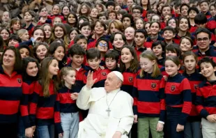 Papa Francisco com um grupo de crianças depois da Audiência Geral de 31 de janeiro de 2024.