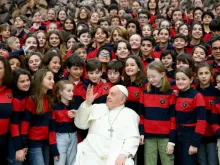 Papa Francisco com um grupo de crianças depois da Audiência Geral de 31 de janeiro de 2024.