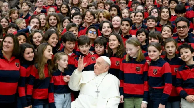 Papa Francisco com um grupo de crianças depois da Audiência Geral de 31 de janeiro de 2024. ?? 
