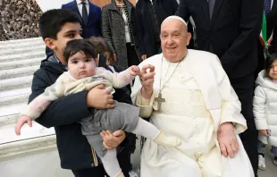 Papa Francisco com crianças em audiência geral na Aula Paulo VI, no Vaticano, em fevereiro de 2025.