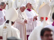 Papa Francisco e bispos.