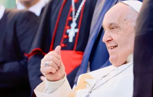 Papa Francisco antes de sua chegada ao encontro com padres e religiosos em Córsega