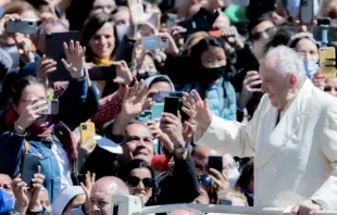 O papa Francisco no papamóvel.