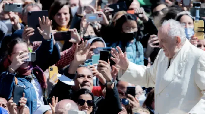 O papa Francisco no papamóvel. ?? 