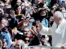 O papa Francisco no papamóvel.