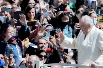 O papa Francisco no papamóvel.