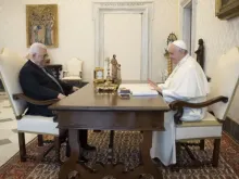 Imagem de arquivo do encontro entre o papa Francisco e Mahmud Abbas em 2021.