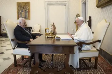 Imagem de arquivo do encontro entre o papa Francisco e Mahmud Abbas em 2021.