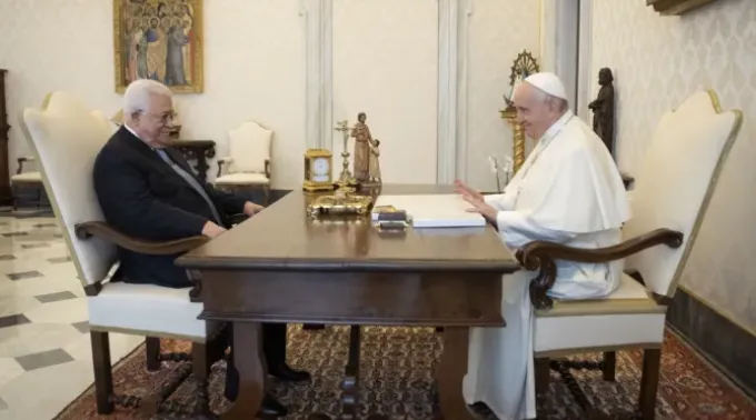 Imagem de arquivo do encontro entre o papa Francisco e Mahmud Abbas em 2021. ?? 
