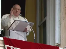 O papa Francisco dá a sua bênção depois da oração Regina Coeli na primeira segunda-feira de Páscoa de 2024.