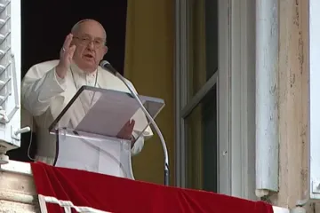 O papa Francisco dá a sua bênção depois da oração Regina Coeli na primeira segunda-feira de Páscoa de 2024.