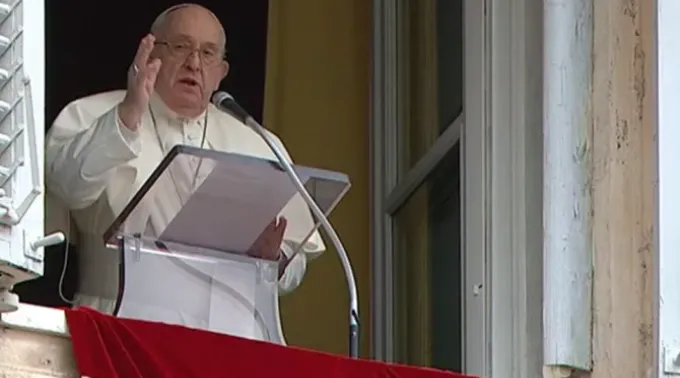 O papa Francisco dá a sua bênção depois da oração Regina Coeli na primeira segunda-feira de Páscoa de 2024. ?? 