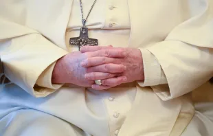 Papa Francisco rezando. Imagem referencial.