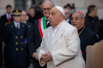 Papa Francisco reza pela paz diante da Imaculada Conceição.