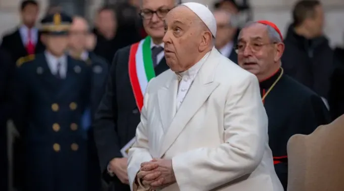 Papa Francisco reza pela paz diante da Imaculada Conceição. ?? 