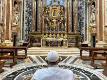 Papa Francisco reza diante da Virgem de Santa Maria a Maior no dia 19 de setembro