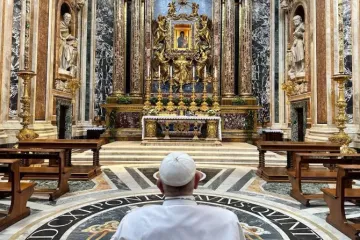 Papa Francisco reza diante da Virgem de Santa Maria a Maior no dia 19 de setembro.