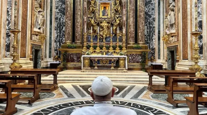 Papa Francisco reza diante da Virgem de Santa Maria a Maior no dia 19 de setembro.