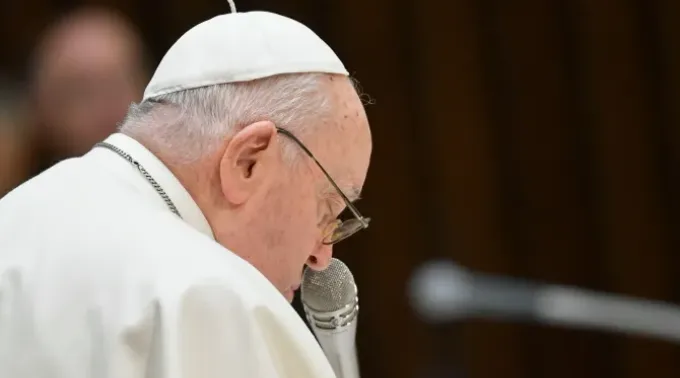 Papa Francisco reza durante a Audiência Geral de 24 de janeiro