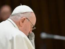 Papa Francisco reza durante a Audiência Geral de 24 de janeiro