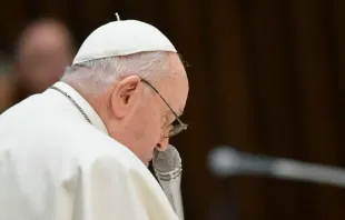 Papa Francisco reza durante a Audiência Geral