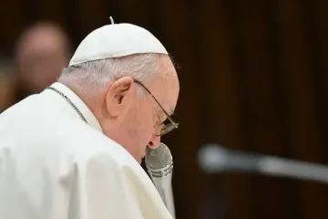 Papa Francisco reza durante a Audiência Geral