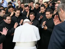 Papa Francisco com sacerdotes depois de uma Audiência Geral