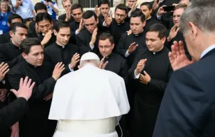 Papa Francisco com sacerdotes depois de uma Audiência Geral