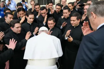Papa Francisco com sacerdotes depois de uma Audiência Geral