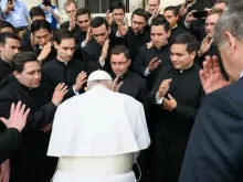 Papa Francisco recebendo a bênção de vários padres depois de uma Audiência Geral (Imagem de arquivo).