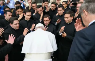 Papa Francisco recebendo a bênção de vários padres depois de uma Audiência Geral (Imagem de arquivo).