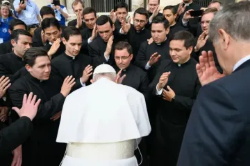 Papa Francisco recebendo a bênção de vários padres depois de uma Audiência Geral (Imagem de arquivo).
