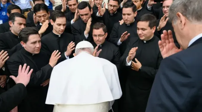 Papa Francisco recebendo a bênção de vários padres depois de uma Audiência Geral (Imagem de arquivo). ?? 
