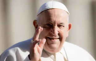 Papa Francisco cumprimenta na Audiência Geral de 20 de março.