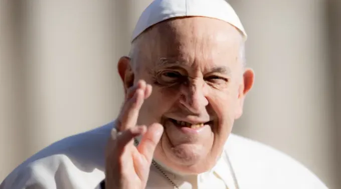 Papa Francisco cumprimenta na Audiência Geral de 20 de março. ?? 