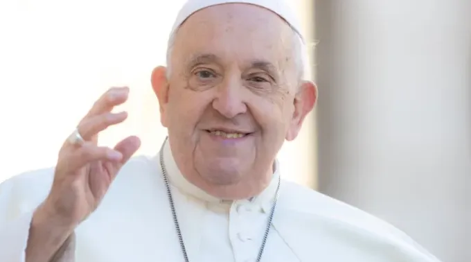 Papa Francisco cumprimenta na audiência geral de 8 de novembro. ?? 