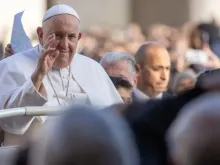 Papa Francisco saúda fiéis antes da Audiência Geral desta quarta-feira, 22 de novembro .